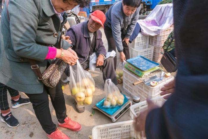 7旬大爷在集上卖稀罕水果，2小时400斤不够卖，老人：后悔种多了