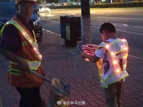 心酸！吉林一环卫工爷爷奶奶带着孙子值夜班打扫街路