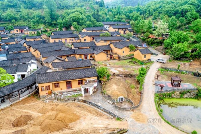 要想富，鬼挡路！坟墓建在村口门前，祭奠方便，不占耕地！