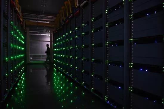 服务器外部灯闪烁，它究竟在向我们传达什么信息？  第1张