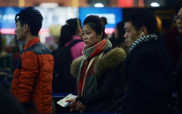 当旅客因自然灾害出现滞留情况时 相关部门该怎么办？