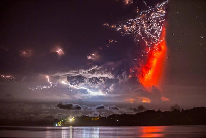 智利摄影师Francisco Negroni捕捉到的闪电与喷发的火山碰撞和交缠的
