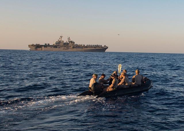 一艘核潜艇驶向波斯湾，伊朗真正对手来了，俄军传授击沉经验