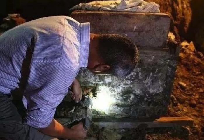 村民盖房发现古墓，考古队赶到连夜开挖，出土文物造型很“现代”