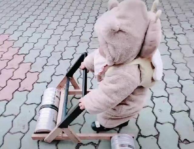 为让宝宝更好学步，宝爸一顿“神操作”，打造了“高端”学步车