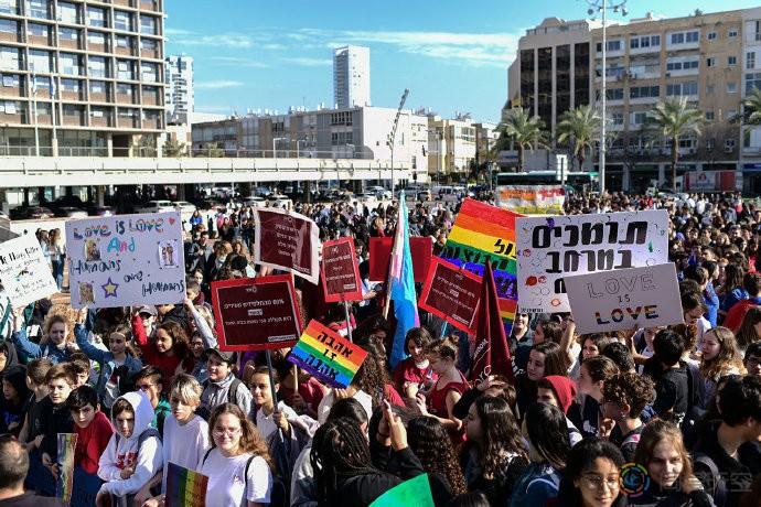 以色列数千学生怒怼教育部长恐同言论