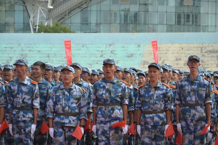 超燃！青岛大学八千新生沙场点兵！用青春向祖国告白