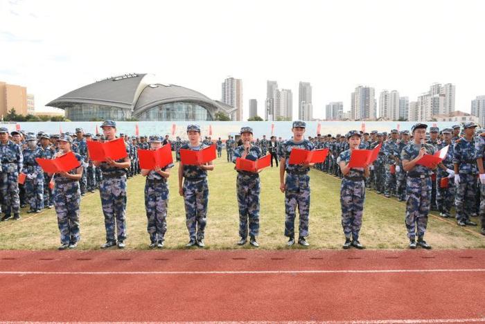 超燃！青岛大学八千新生沙场点兵！用青春向祖国告白