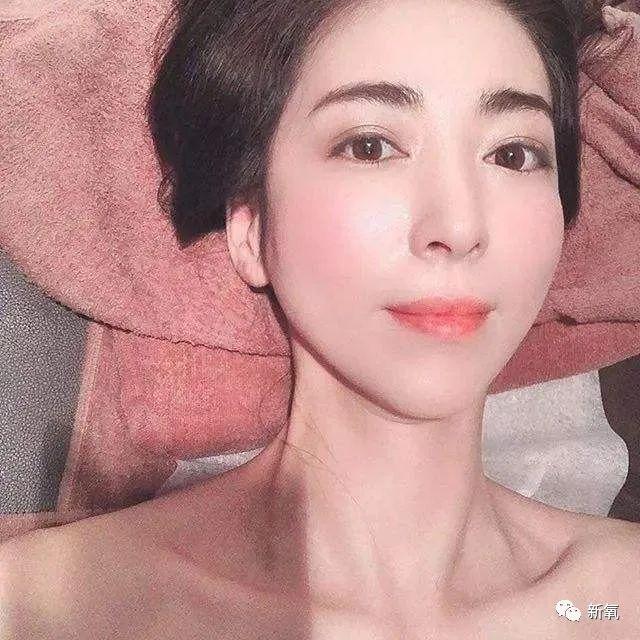 40岁的妈妈获选美亚军，和16岁的女儿合影，我跪了