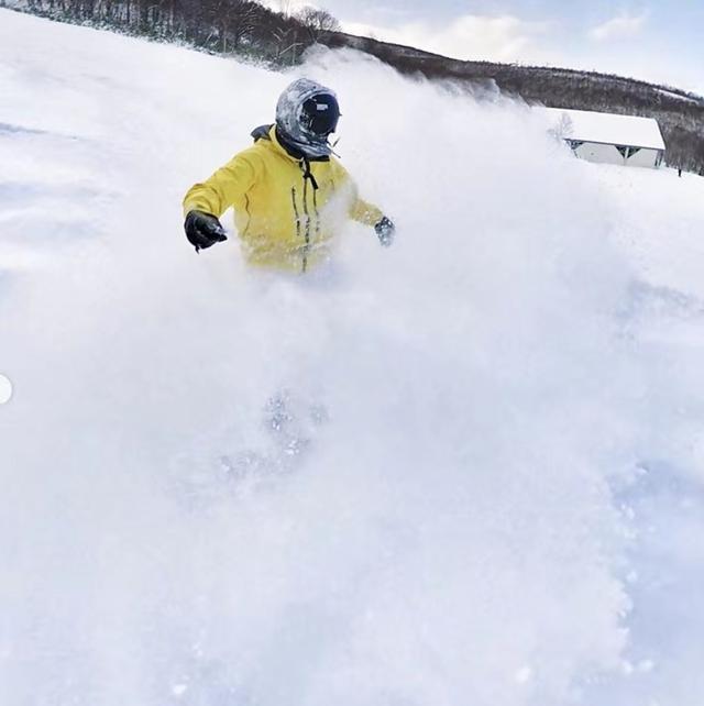 王思聪日本滑雪高调炫富，晒满桌高档日料调侃发文：我好了，你呢