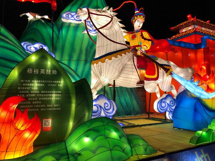 记忆深处的春节习俗 探访坐落在中国大同古都城墙上的灯会