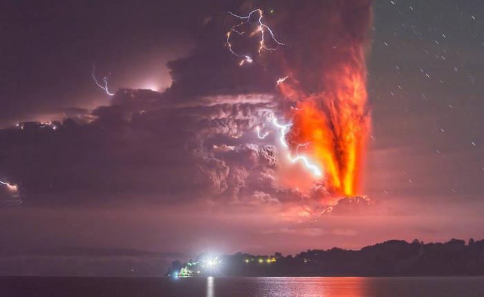 智利摄影师Francisco Negroni捕捉到的闪电与喷发的火山碰撞和交缠的