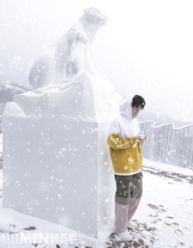 王俊凯登杂志封面，冬日静谧的时光，与雪为伴，释放对生活的热情
