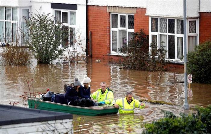 红色警报！英国2天狂降1个月雨量，整座城市陷入一片汪洋