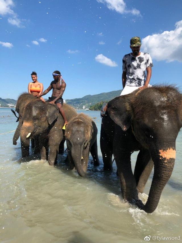 山东外援劳森在泰国旅游很开心，水中骑大象，和老虎合影做鬼脸