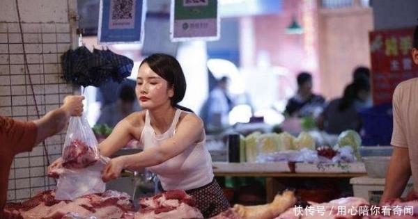 20岁猪肉“西施”摆摊3小时，100斤猪肉全卖光，顾客：太值了！