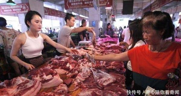 20岁猪肉“西施”摆摊3小时，100斤猪肉全卖光，顾客：太值了！