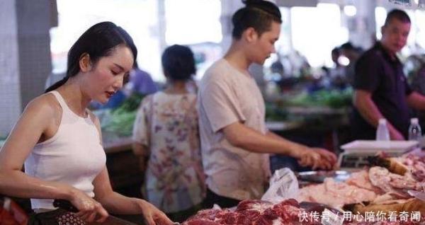 20岁猪肉“西施”摆摊3小时，100斤猪肉全卖光，顾客：太值了！