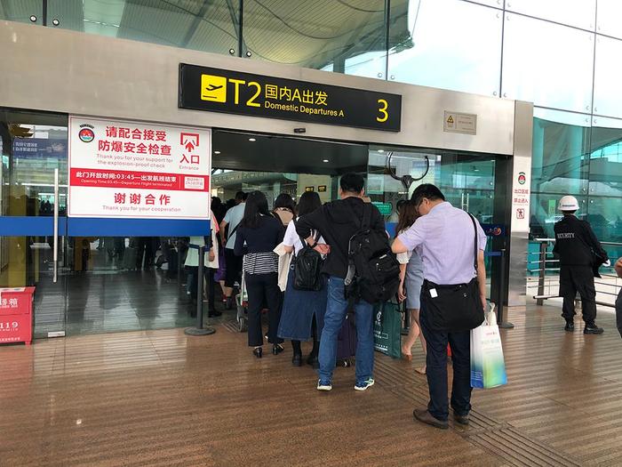吴谢宇在重庆江北机场T2航站楼3号门处被监控锁定。图/ 金钟