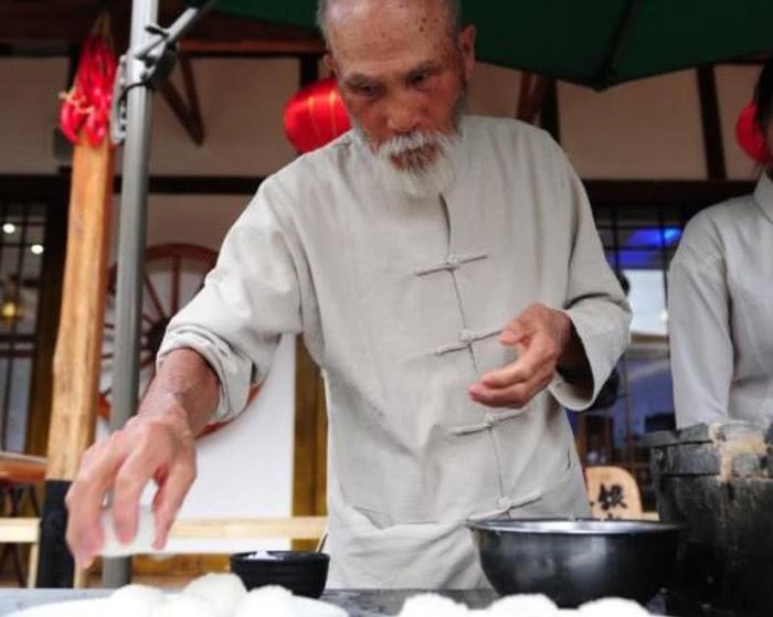 日本90岁“煮饭达人”，到中国煮饭遭质疑：60年就研究这个吗