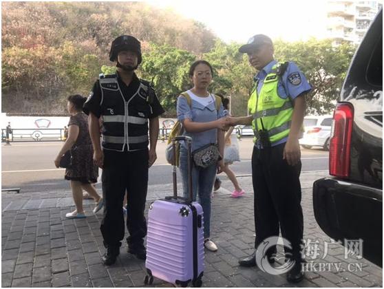 安心旅途的守护者　三亚公安局飞鹭队员助游客寻回背包获赞