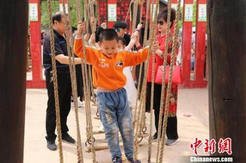 资料图:家庭亲子游成为五一假期出行的主要类型。洪洞大槐树景区供图