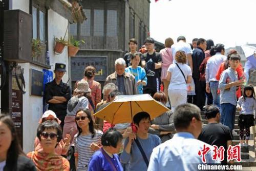 资料图:游客们在上海新场古镇游玩。 殷立勤 摄