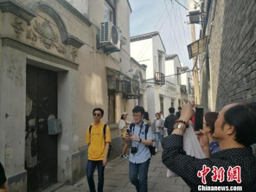 资料图:大批游客在“苏明玉家”前拍照“打卡”。 钟升 摄