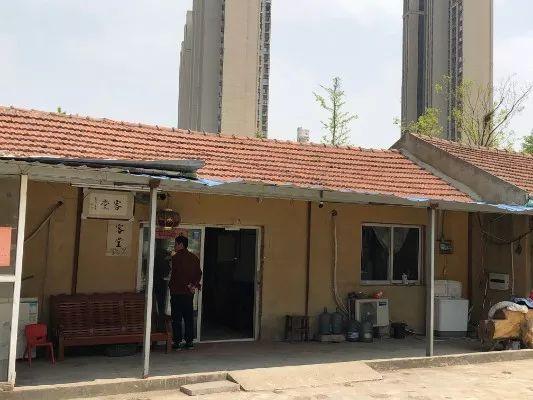 道禄现居住的万善寺。实际是位于南通崇川区和港闸区交接的一片公园绿地里,简易搭建而成的彩钢瓦房,图中的客堂为主厅,主要用来接待访客。新京报记者杜雯雯 摄
