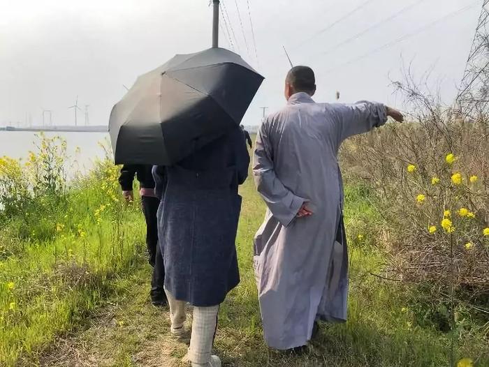 4月12日下午,道禄和当地一个动物保护组织的人去查看流浪狗收养地。这片靠近海边的地由道禄的一位佛教信众提供,承诺免费使用。新京报记者杜雯雯 摄