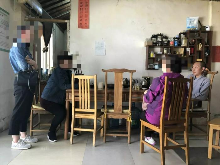 4月18日上午,一对南通母女和一对内蒙古飞来的老夫妇前来拜访道禄,希望能抱养孩子但被道禄劝回。新京报记者杜雯雯 摄