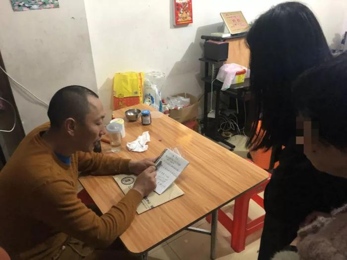 4月14日晚间,道禄在泉州一家愿意帮忙照顾孩子的家庭中交代注意事项。新京报记者杜雯雯 摄
