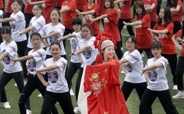 重庆工程职业技术学院：1600名大学生绿茵场上齐舞戏曲广播体操