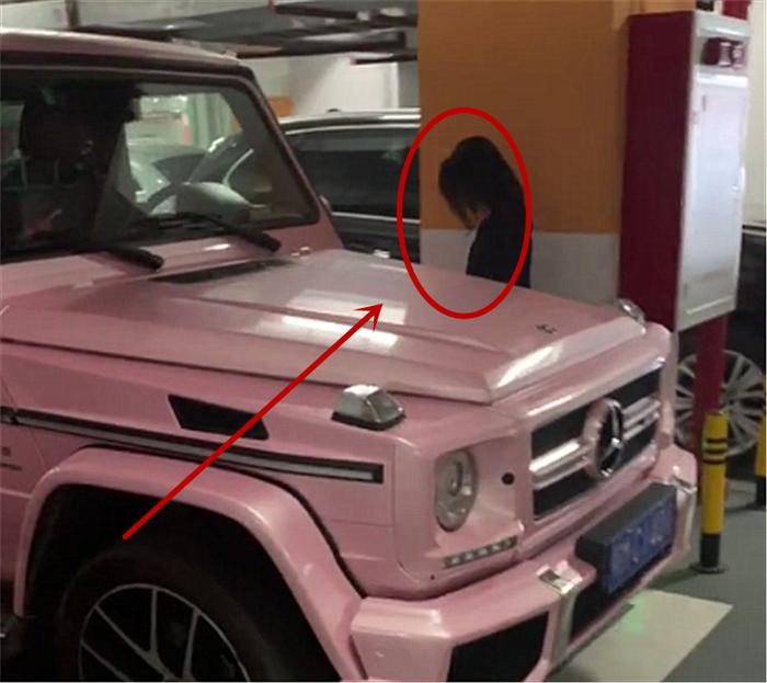 奔驰现车库，全车贴“粉色”，加价75万，女车主背影是亮点