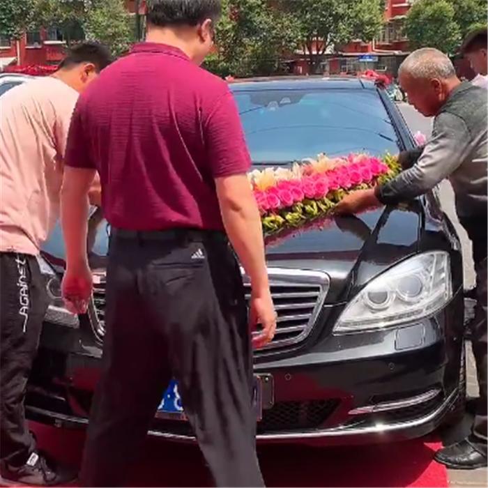 奔驰S级做婚车，一天租金4千，还挂五连号，单单牌就值200万