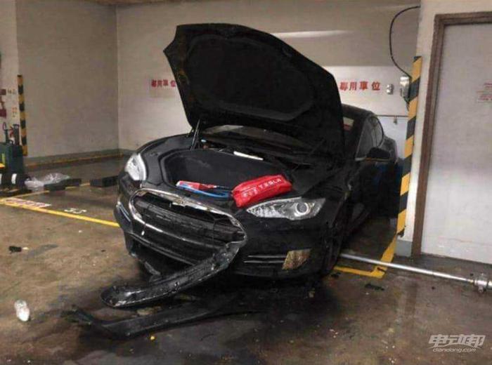 香港一辆特斯拉Model S 自燃，车主：车辆曾因无法启动维