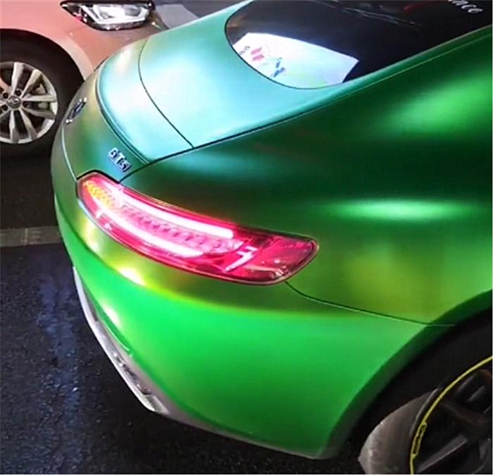 “妙蛙种子版”奔驰GT，车价230万，引擎、侧身都有动漫贴纸