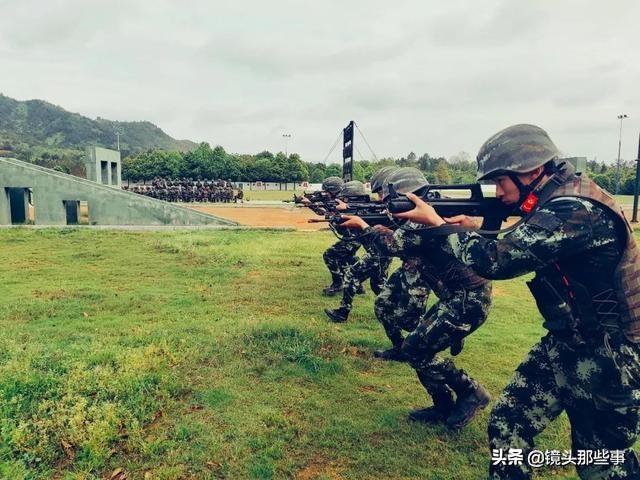 感人！军人最美背影的背后故事：守护人民，青春无悔！