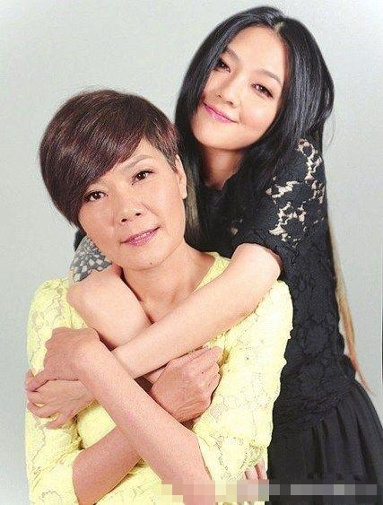 明星和妈妈的合照，范晓萱和妈妈的脸型还是很相似的！
