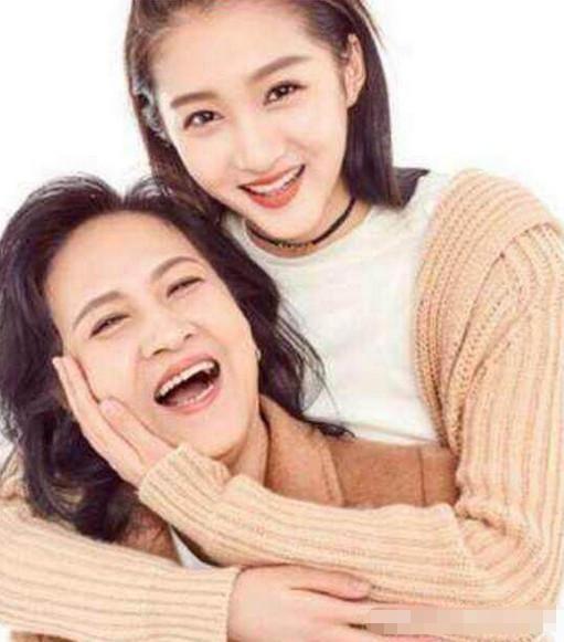 明星和妈妈的合照，范晓萱和妈妈的脸型还是很相似的！