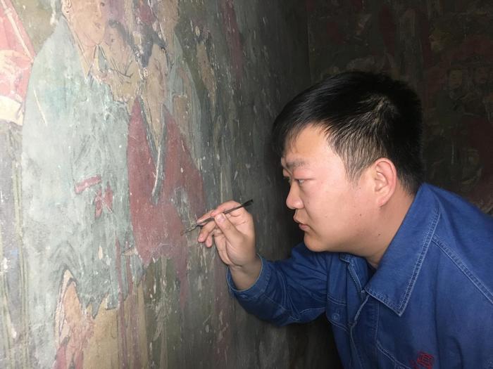 莫高窟第一位壁画修复师李云鹤三代人为神佛“治病”