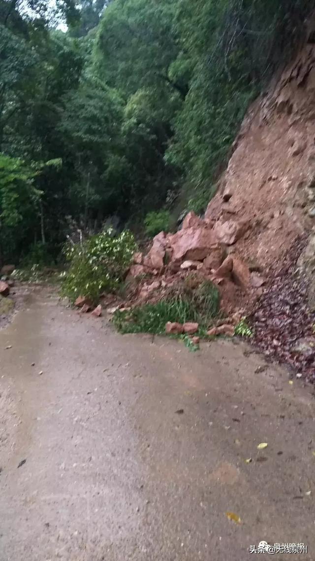 泉州遭遇暴雨突袭，多地电闪雷鸣，不少路段积水严重！