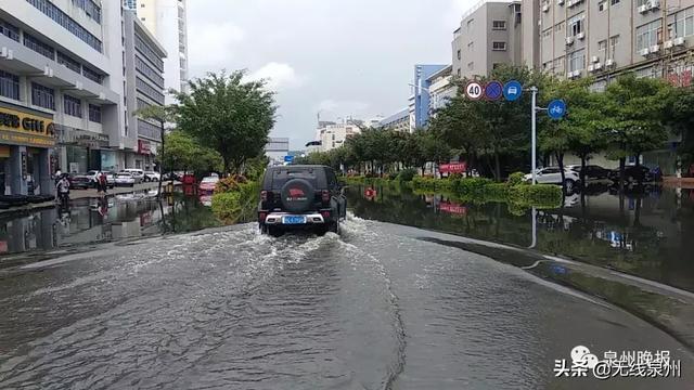 泉州遭遇暴雨突袭，多地电闪雷鸣，不少路段积水严重！