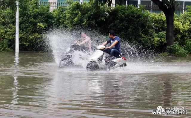 泉州遭遇暴雨突袭，多地电闪雷鸣，不少路段积水严重！