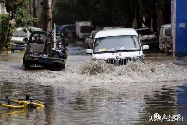 泉州遭遇暴雨突袭，多地电闪雷鸣，不少路段积水严重！