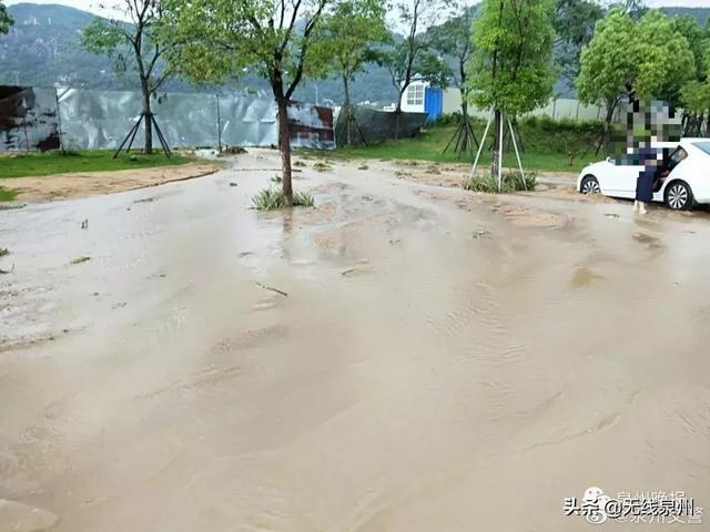 泉州遭遇暴雨突袭，多地电闪雷鸣，不少路段积水严重！