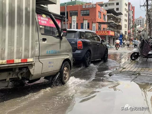 泉州遭遇暴雨突袭，多地电闪雷鸣，不少路段积水严重！