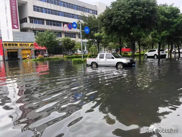 泉州遭遇暴雨突袭，多地电闪雷鸣，不少路段积水严重！