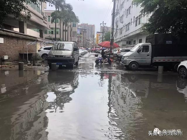 泉州遭遇暴雨突袭，多地电闪雷鸣，不少路段积水严重！