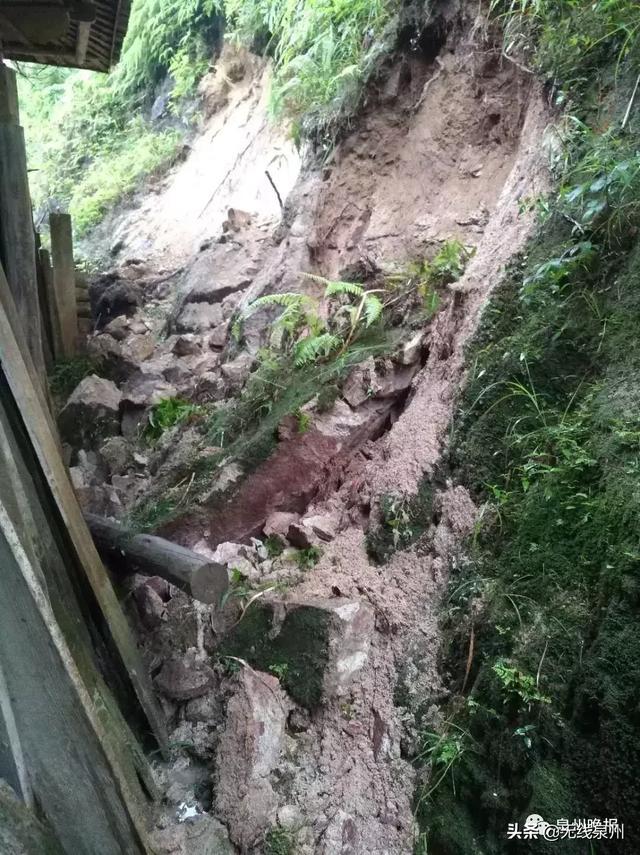 泉州遭遇暴雨突袭，多地电闪雷鸣，不少路段积水严重！